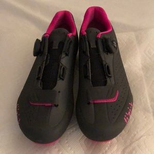 FIZIK Cycling Shoe. Includes LOOK Delta Cleats